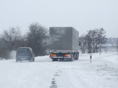 A hóátfúvás ellenére óvatosan lehetett közlekedni Nyéknél