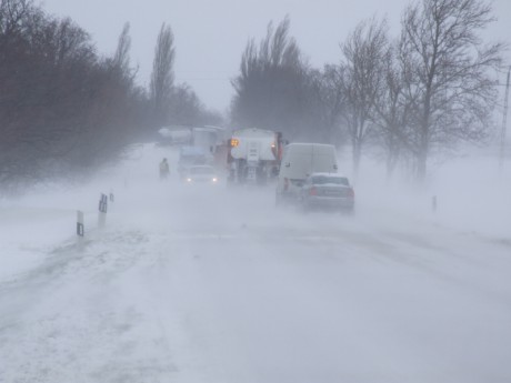 A hatalmas hófúvás miatt órákig állt a forgalom a 7-esen Pettend után
