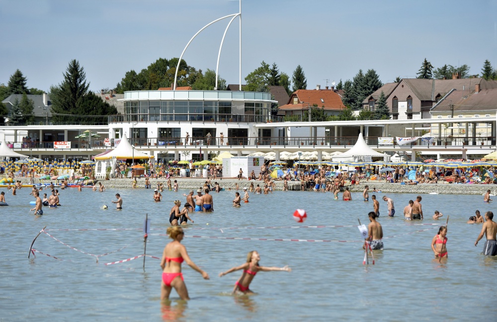 Fürdőzők a Velencei-tóban a Velence Korzó szabadstrandon 2015 augusztus 1-jén. MTI Fotó: Máthé Zoltán